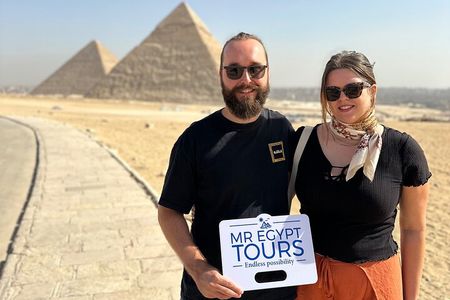 Giza pyramids & sphinx and Egyptian museum All inclusive 