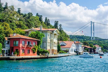 Luxury Bosphorus Yacht Tour – Asian Side Stop & Exploration