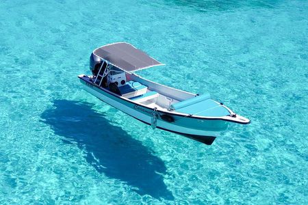 Johnny Kay and Aquarium Private Boat by the Sea of 7 Colors