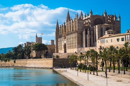 Palma de Mallorca: Walking Tour & Cathedral with Local Pastry