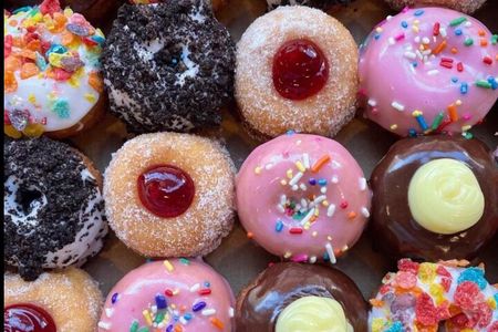 Portland Walking Food Tour – Warm Donuts, History & Hidden Gems