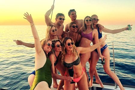 Heraklion: Romantic Sunset Cruise to Dia - Snacks and Drinks