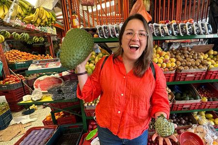 Private Paloquemao Market Tour: +20 Fruit & Treats Tasting • 3h