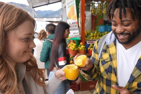 Private Paloquemao Food & Fruit Market Tour (25+ Tastings)