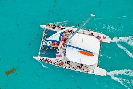 Isla Mujeres Catamaran Tour from Cancun with snorkel and Open Bar