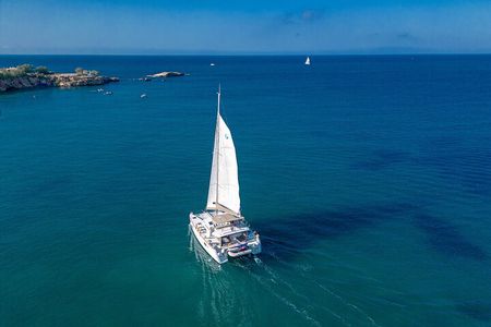 Milos Private Full Day Catamaran Cruise with Lunch and Drinks