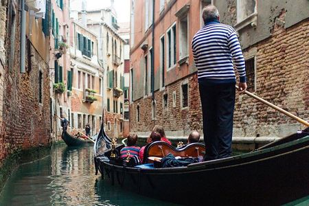 Venice Tour: Skip-Line St Mark’s & Gondola Ride