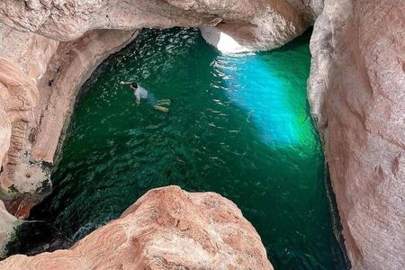 Private Full Day Tour to Wadi Shab Fins Beach & Bimmah Sinkhole 