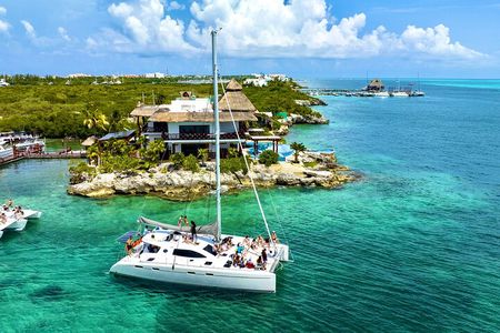 Cancun Catamaran: Isla Mujeres, Snorkeling, Drinks & Buffet Lunch