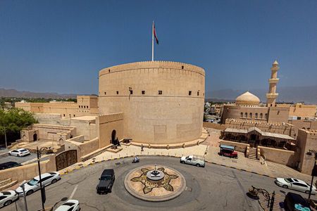 Muscat: Nizwa Market & Fort, Jabel Akhdar Full-Day Tour + Lunch 