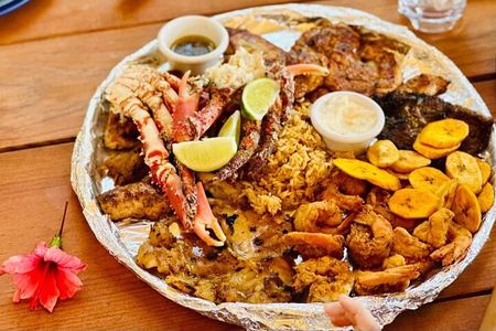 Private Tour Monkeys, Sloths and Island Food