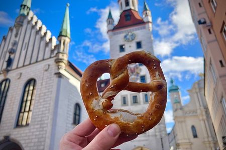 Munich: Old Town Food Tour with 10+ Tastings, Beer & Pretzel 
