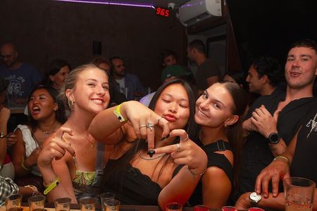 Nice: Pub Crawl with 5 Free Shots and VIP Bars&Club Access