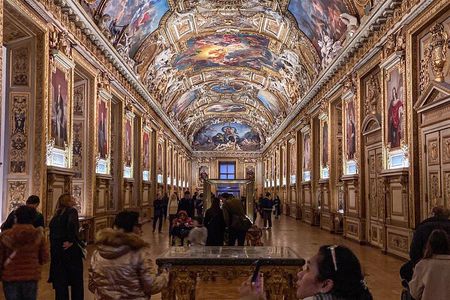 Louvre Highlights & Mona Lisa Guided Tour with Priority Access