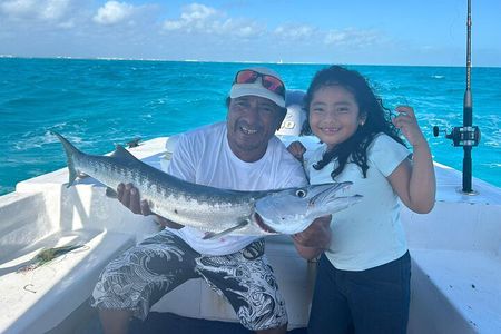 Private Fishing Tour in the Bay of Isla women 
