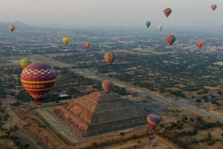 Balloon Flight with Breakfast and Transportation from CDMX