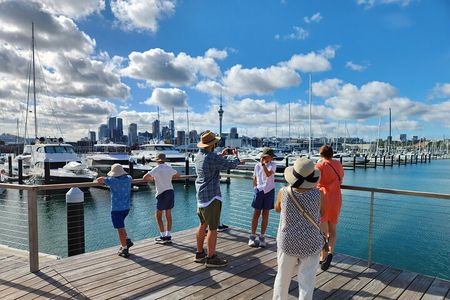 Private Auckland best Spots + Piha beach and rainforest day Tour