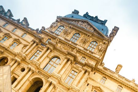 Mona Lisa and Treasures: Louvre Museum Experience 6-people Max