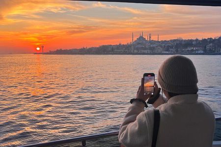 Bosphorus Sunset: An Enchanting Yacht Cruise in Istanbul