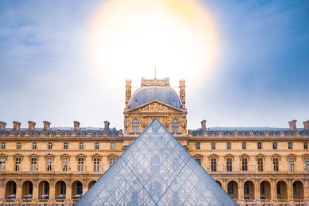Mona Lisa and Treasures: Louvre Museum Experience 6-people Max 
