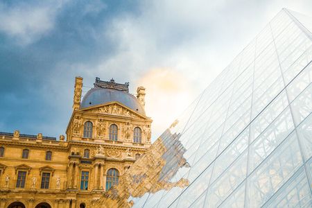 Louvre Art and Mysteries: Guided Experience for 6-people Max