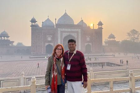 Agra: Taj Mahal Express visits with english speaking guide