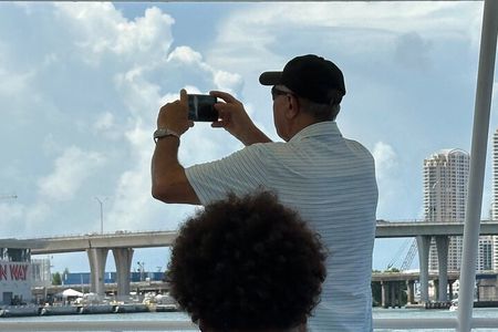 Miami Sightseeing Cruise of Biscayne Bay with Music Cash Bar 