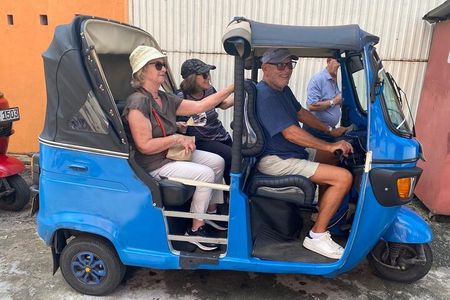 Kandy unique Half Day City Tour By Tuk Tuk with Traditional Lunch