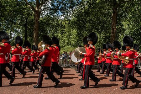 Classic London Tour & Changing the Guards— History In Action