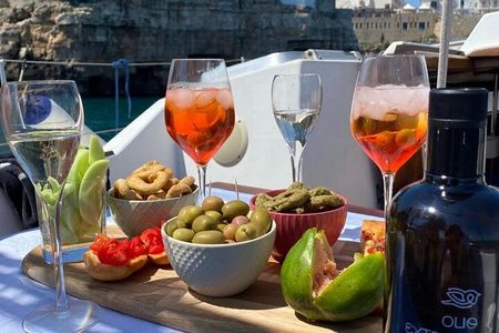 Group tour by sailing boat in Polignano a Mare