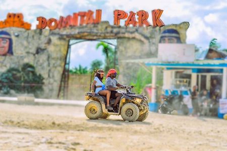 Pequeño grupo en buggy’s o ATV por el lodo en PUNTA CANA