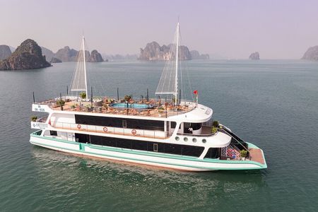 From Hanoi: Luxury 5-Star Halong Bay Day Cruise with Limousine 