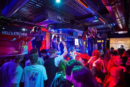 Lyon: Riviera Bar Crawl Party with Free Shots and VIP Entry