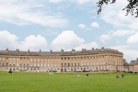 Bath: History & Highlights Shared Walking Tour for 2-8 people