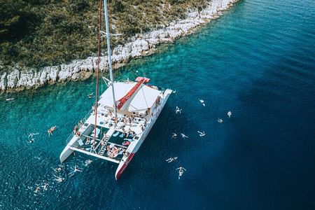 From Split: Catamaran to Bol, Zlatni rat & Brač, food & drinks 