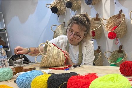 Learn embroidery in Arabic calligraphy in Marrakech