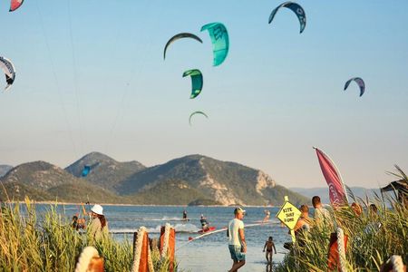 Exhilarating One Day Kitesurfing Tour * All Level Classes! 