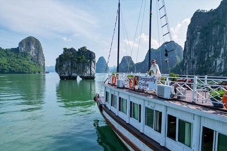 Ha Long Bay Deluxe Trip: 4 Hours Cruise, Cave Discovery and Lunch