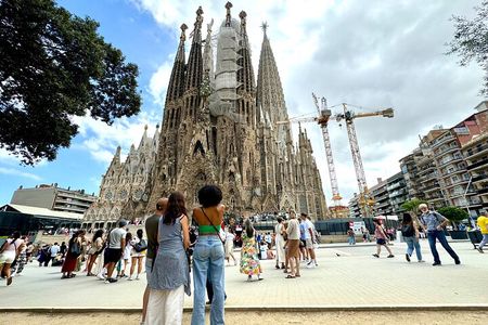 Barcelona: Gaudi Sagrada Familia Small Group Tour & Skip the Line