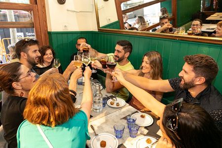 Barcelona: Gothic Quarter Tapas & Wine Small Group Tour