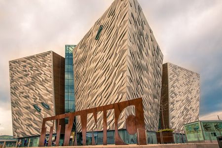 Private Tour from Dublin to Belfast in a Luxury Car