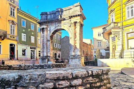 Explore layers of Pula's History in German or English