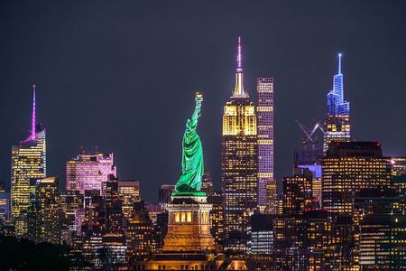 3 Hour Luxury Bus Tour of NYC Night Highlights