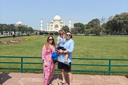 Private day tour of Taj Mahal and Agra fort by super-fast train - ALL INCLUSIVE 