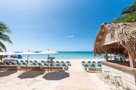 Roatán San Simón Beach Club at West Bay Beach