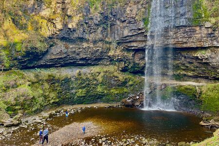 Cardiff: Waterfalls, Three Castles & Mountains Day Tour