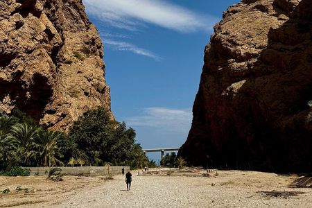 Muscat: Wadi Shab and Bimmah Sinkhole Adventure