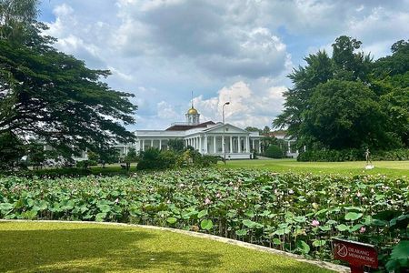 Bogor Botanical Garden & Rainforest Trekking to Hidden Waterfall