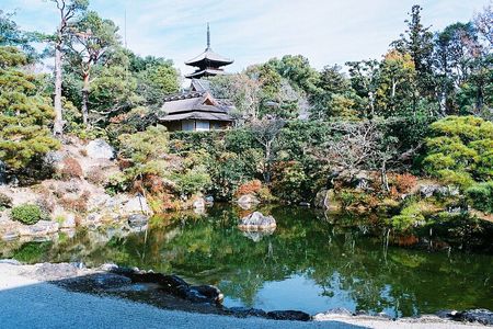 Kyoto: Kinkaku-ji Temple & Serene Garden Guided Tour with Tickets