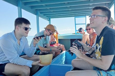 Diani Beach: Glass-bottom Boat Ride with Underwater Show